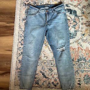 Light wash Old Navy rockstar super skinny ankle jeans - size 10